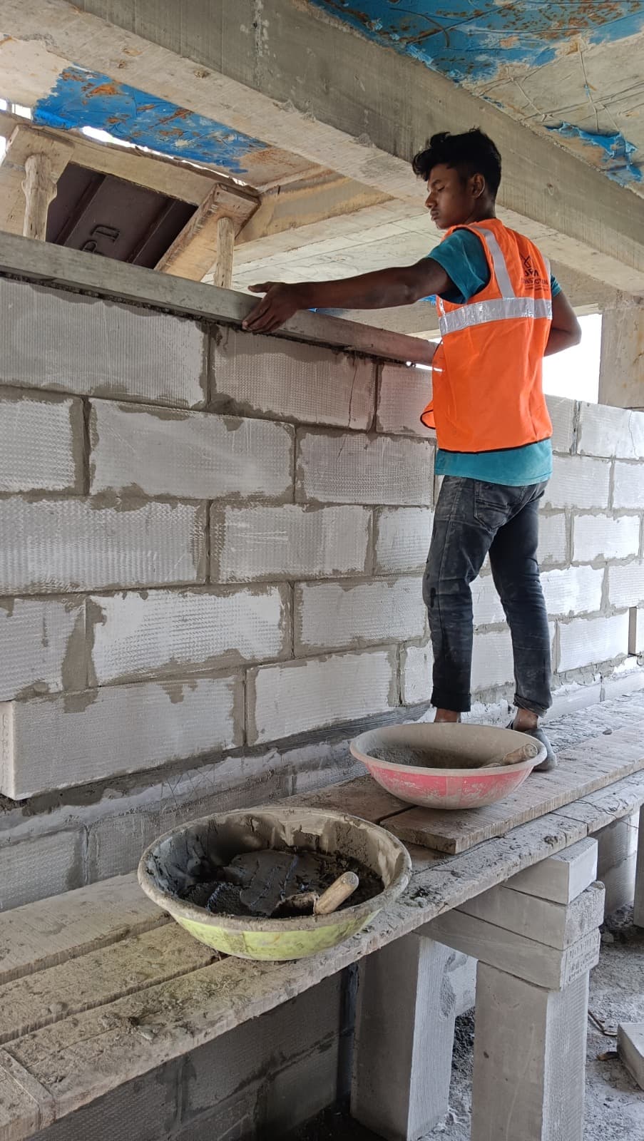 Laying concrete blocks for walls