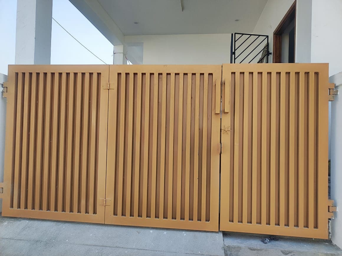 Positioning and welding gate structure
